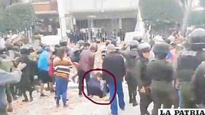 Ayer una periodista de la Red ATB fue agredida en los disturbios de Tiquipaya Cochabamba /Red ATB
