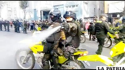 EL momento en que el uniformado roció gas a la periodista /ANP