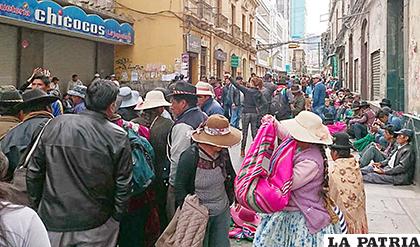 La vigilia se instaló después de una movilización de sectores mineros y campesinos /ERBOL