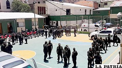 Los efectivos policiales se encuentran acuartelados para prevenir confrontaciones /LA PATRIA

