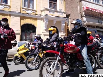 Los corredores protestaron en puertas de la alcaldía con sus motorizados /LA PATRIA