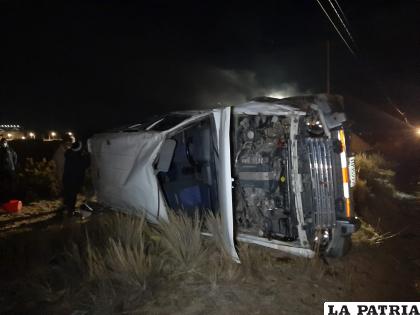 El vehículo quedó a un costado de la carretera tras la colisión / LA PATRIA