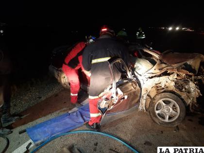 Bomberos procedió al rescate del conductor que falleció en su coche / LA PATRIA