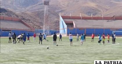 El elenco “minero” ya entrena en el estadio “Manuel Flores” /EM Huanuni