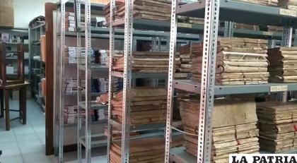 Estos estantes resguardan importante documentación histórica /LA PATRIA