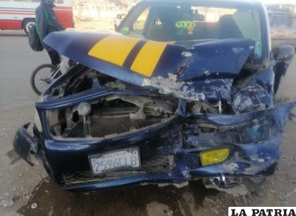 De esta manera quedó el vehículo tras colisionar con la camioneta /LA PATRIA