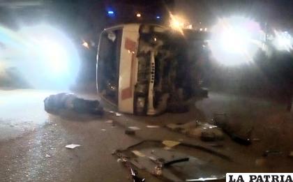 Insólitamente el conductor se durmió en la avenida luego del vuelco /LA PATRIA
