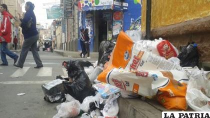 La falta de educación genera la acumulación de basura en las calles