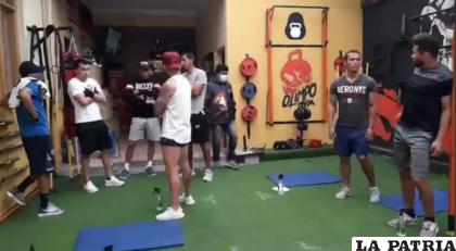 Los jugadores van entrenando por grupos