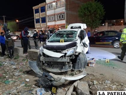 El automóvil quedó destruido tras la colisión seguida de vuelco de tonel /LA PATRIA
