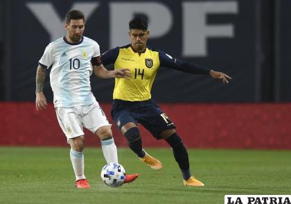 La acción del partido entre Argentina y Ecuador disputado anoche en el estadio La Bombonera /elcomercio.pe