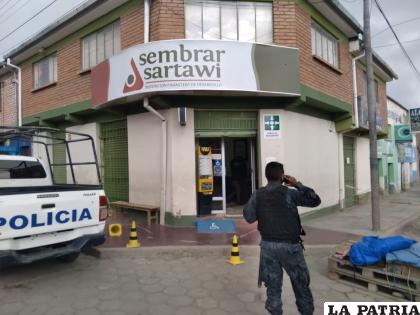 Cuatro atracadores ingresaron a esta entidad financiera y se llevaron 12 mil bolivianos /Policía