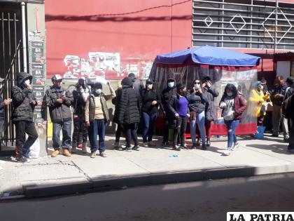Familiares y amigos de Fernando hicieron vigilia durante la audiencia / LA PATRIA