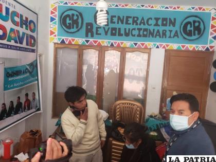 Momento en el que personeros del TEDO realizan la notificación del cierre de la casa de campaña /LA PATRIA