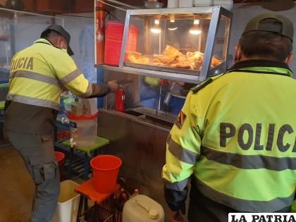 Los uniformados actuaron rápido para extinguir el fuego / LA PATRIA

