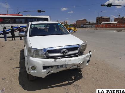 Tuvo algunas averías la camioneta tras el impacto/ LA PATRIA