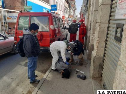 La médico forense realiza la verificación externa de la víctima / LA PATRIA