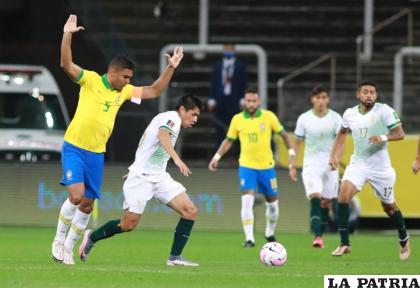 Diego Wayar avanza con balón dominado /FBF