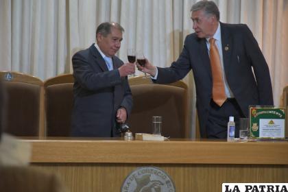 Hernán Peláez y Fernando Dehne, durante el brindis correspondiente 
/cortesía Emilio Castillo