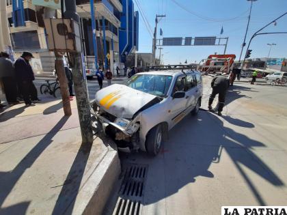 Luego de la colisión el automóvil impactó contra la acera / LA PATRIA