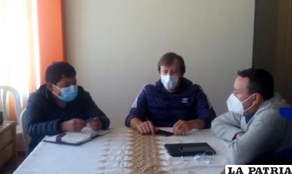 El técnico Pérez llegó a Oruro y se reunió con los directivos / LA PATRIA