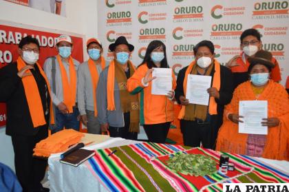 Los dirigentes de la Fsutco y Comunidad Ciudadana tras la firma del convenio /LA PATRIA