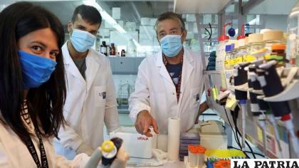 El trabajo en los laboratorios es arduo y moroso