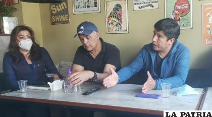 Durante la exposición del proyecto, Dionisio Gutiérrez junto a 
Boris Ignacio /LA PATRIA