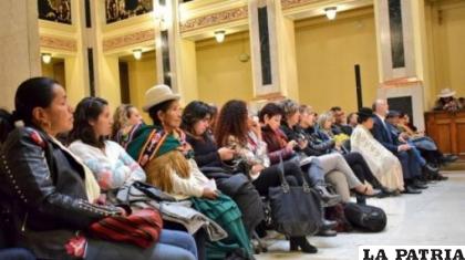 Mujeres bolivianas siendo parte del ámbito político en Bolivia /ANF