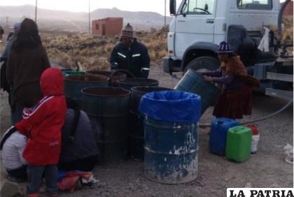 Las familias se dan modos de recibir la mayor cantidad de agua /Gad-Oru