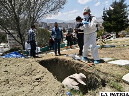 Los restos del supuesto teniente Clavijo estaban enterrados en el Cementerio Celestial de La Paz /FGE