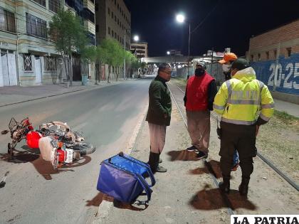 Buscan al conductor del automóvil que colisionó a un motociclista / LA PATRIA