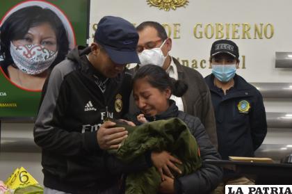 Los padres expresaron su felicidad al tener en sus brazos a Samanta / Ministerio de Gobierno