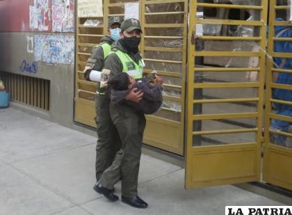Los uniformados llevan a los niños a dependencias de la DNA / LA PATRIA