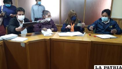 Representantes de los tres partidos firmaron ayer el documento /LA PATRIA