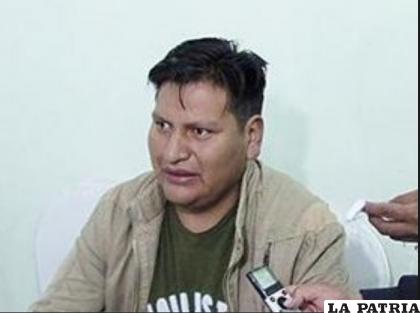 Antezana se burla del jugador Mena por la forma en que le responde / archivo LA PATRIA