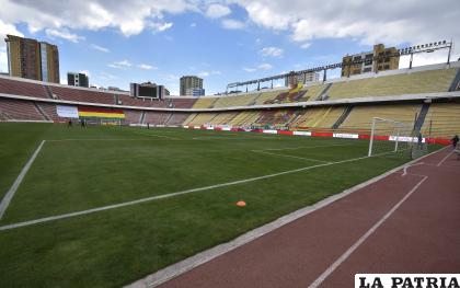 El partido se jugó a puerta cerrada, pero extrañamente hubo
personas en el quinto piso del estadio / APG