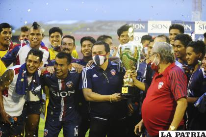 Jugadores de Royal Pari con el trofeo de campeones / APG
