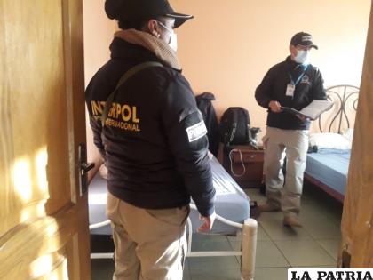Los uniformados realizando el control en un alojamiento  /LA PATRIA
