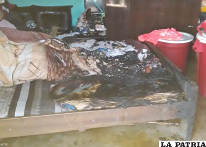 Imagen de la cama incinerada tras la discusión  /LA PATRIA
