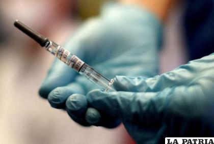 Imagen referencial de un trabajador sanitario sosteniendo una vacuna, en Viena, Austria