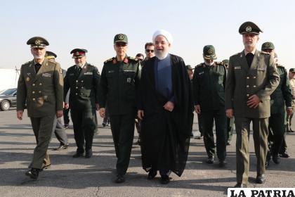 El presidente iraní Hassan Rohani junto al ministro de Defensa Amir Hatami y otras autoridades / infobae.com