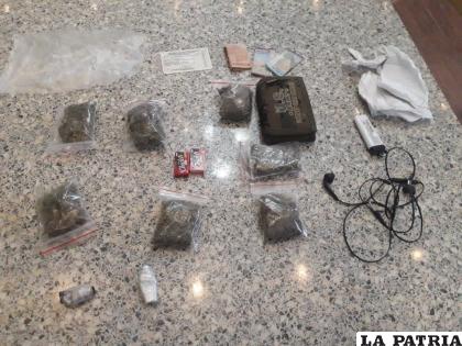 Tras la requisa encontraron 80 gramos de marihuana y dos pipas artesanales /LA PATRIA
