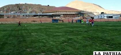 EM Huanuni entrena en el complejo Jesber /LA PATRIA