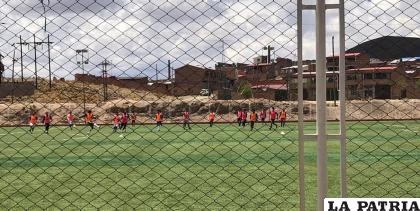Los juveniles de San José fueron captados entrenando en una 
cancha alejada /Facebook