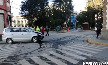 La colisión se registró a metros de la plaza 10 de Febrero /LA PATRIA