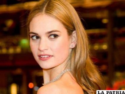 La célebre Lily James
