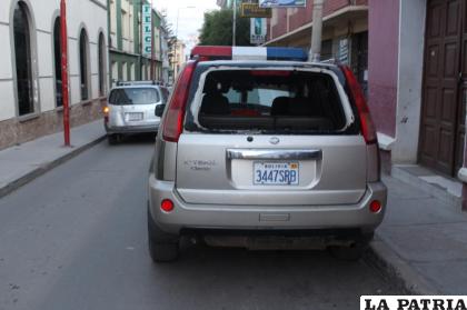 Se puede observar que el parabrisas trasero del patrullero fue destruido /Policía