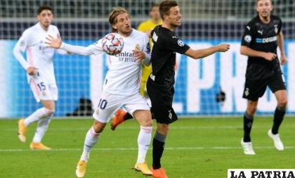 Real Madrid logró un valioso empate 2-2 jugando de visita ante el Mönchengladbach de Alemania /formula.com
