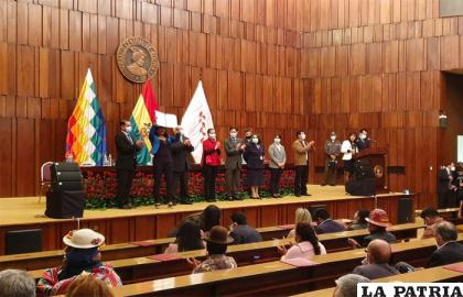 Durante la entrega de credenciales a los nuevos legisladores /erbol.com